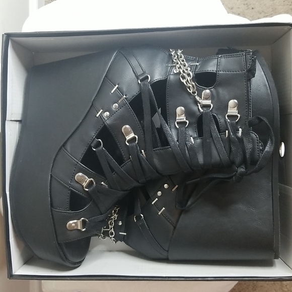 Shoes - Picture 5 of 6